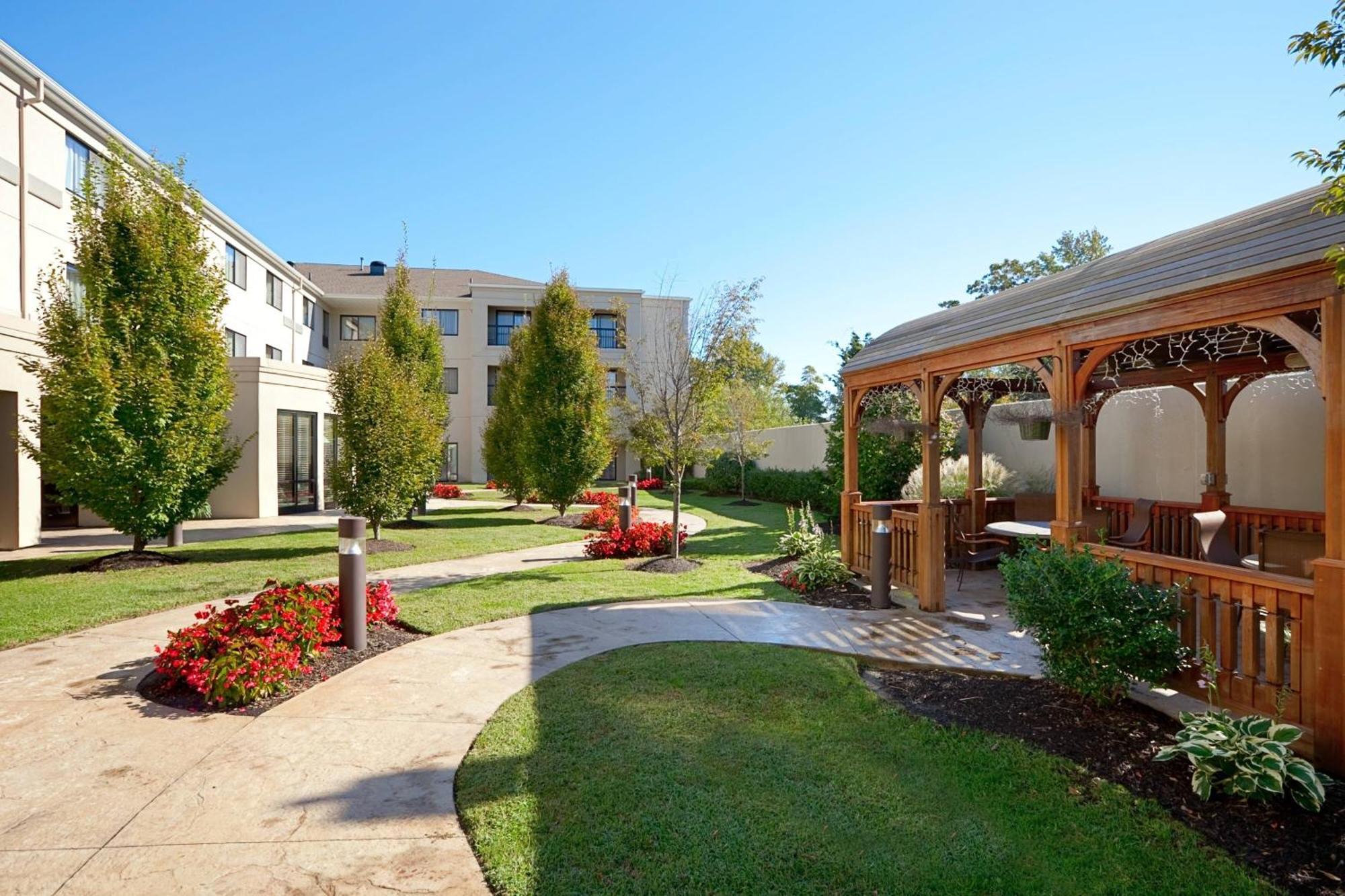 Courtyard Wall At Monmouth Shores Corporate Park Exteriör bild