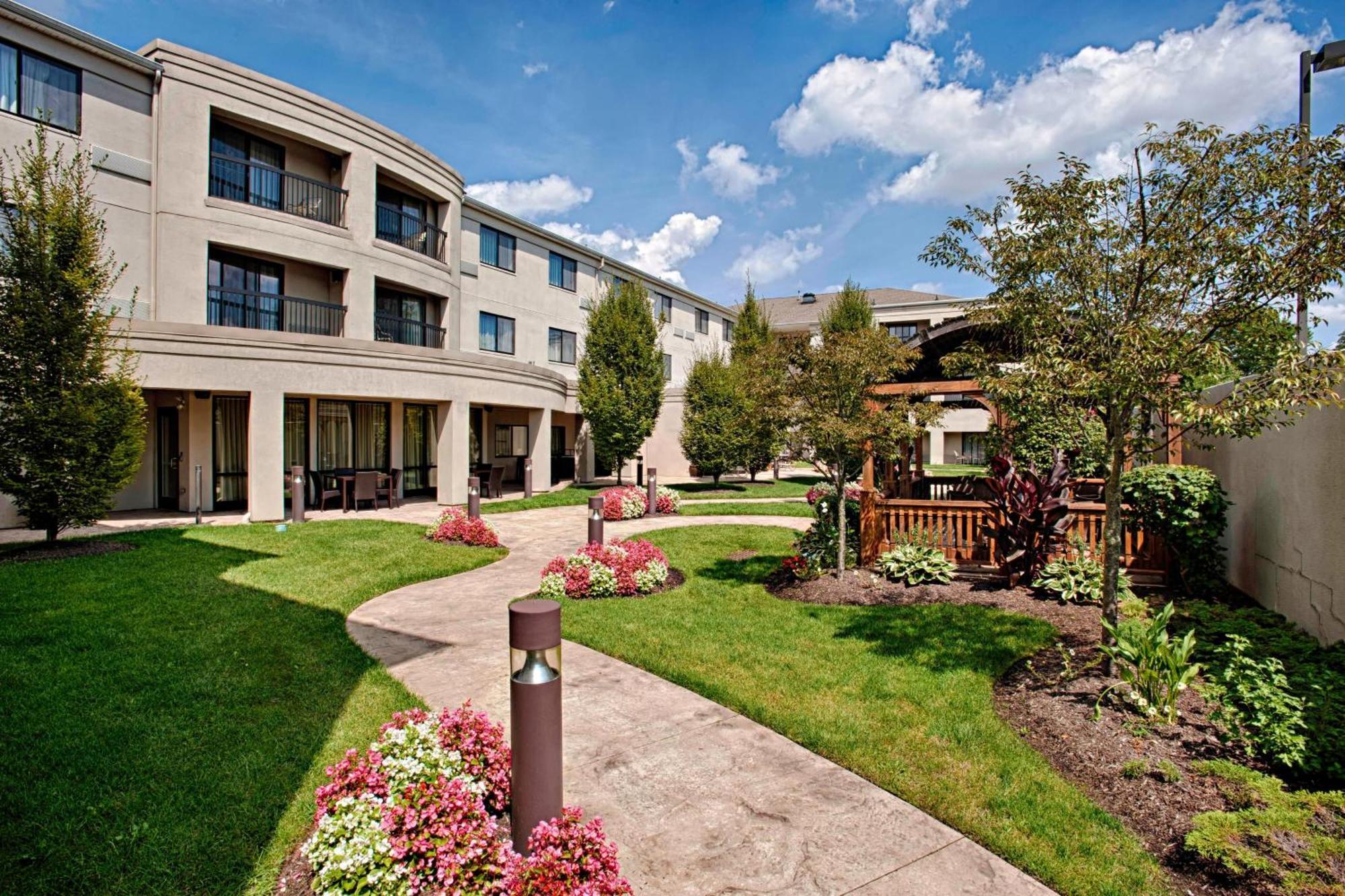 Courtyard Wall At Monmouth Shores Corporate Park Exteriör bild